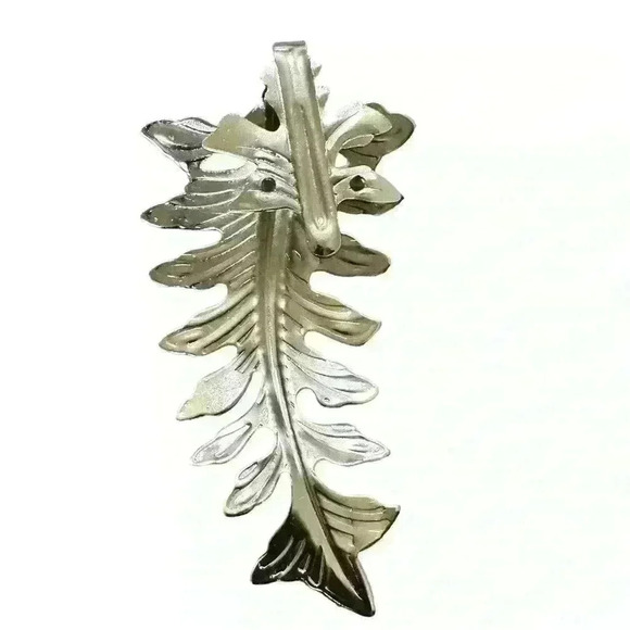 Large Silver Leaf Curtain Hangers - Picture 4 of 4